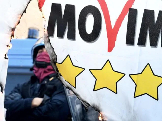 Roma, manifestazione degli Ncc: bruciata bandiera M5S