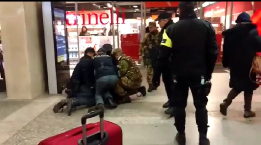 nigeriano aggredisce poliziotti01 850x472