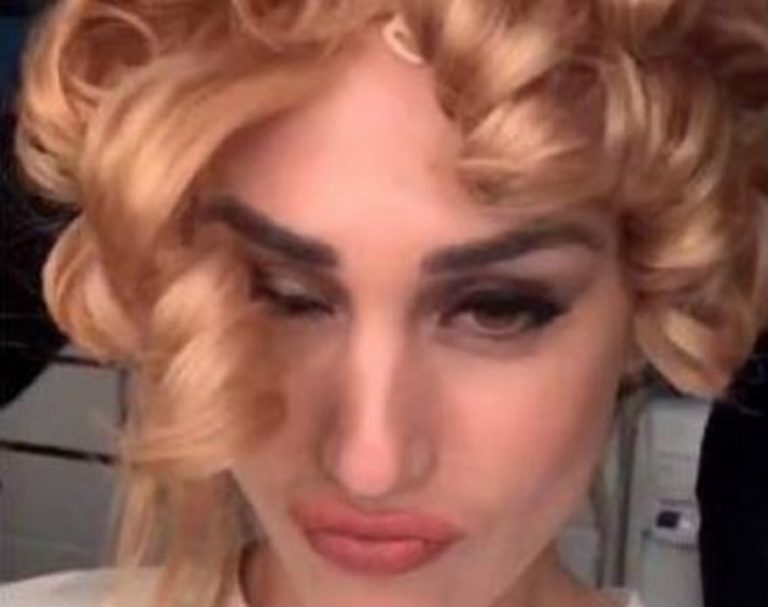 Cecilia Rodriguez cambia look e indossa una parrucca