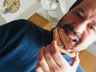 Selfie con la nutella, bufera su Salvini
