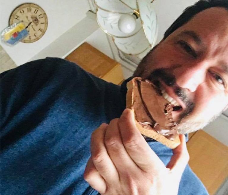 Selfie con la nutella, bufera su Salvini