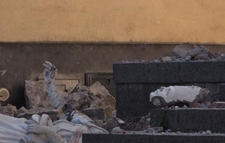 Sicilia, crolla anche la statua del Protettore dai terremoti