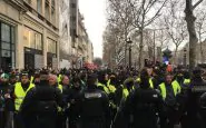 Parigi, scontri tra gilet gialli e polizia: lacrimogeni