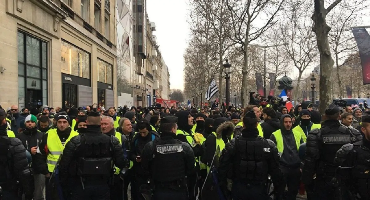 Parigi, scontri tra gilet gialli e polizia: lacrimogeni