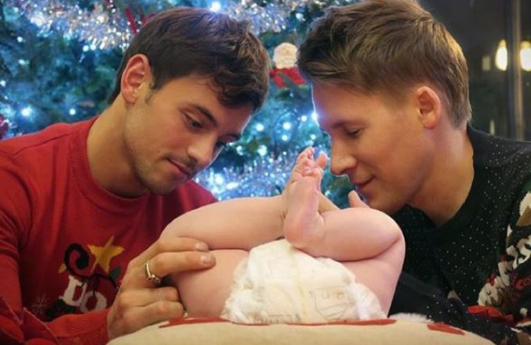 Tom Daley e marito pubblicano la foto del figlio di 6 mesi