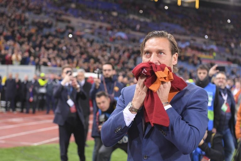 Francesco Totti si commuove visitando una bimba malata