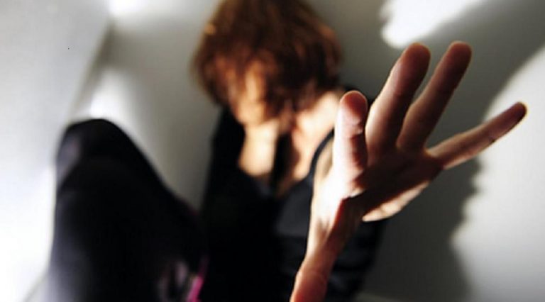 Modena, donna denuncia violenza