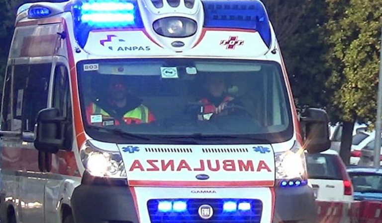 Incidente stradale, 4 feriti, tra cui una mamma e 2 figli