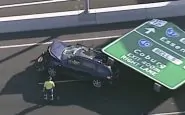 Australia, tragedia sfiorata: cartello stradale cade su auto in corsa