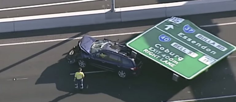 Australia, tragedia sfiorata: cartello stradale cade su auto in corsa