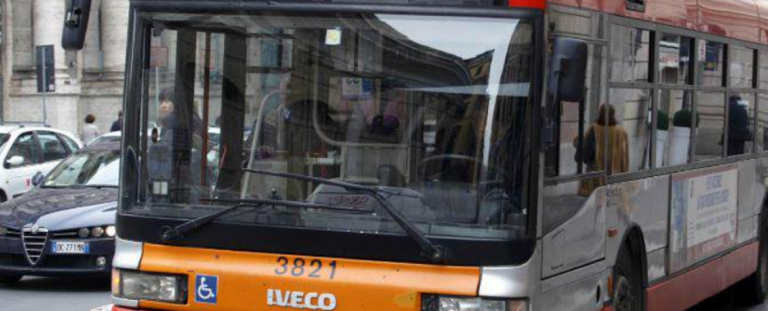 Pavia, incidente tra un'auto e un bus di alunni: 13 contusi