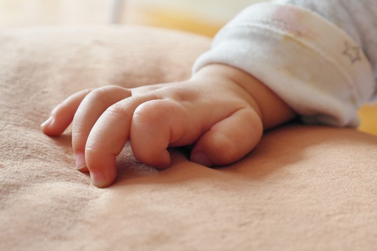 Bimbo sopravvive a 25 attacchi cardiaci in un solo giorno