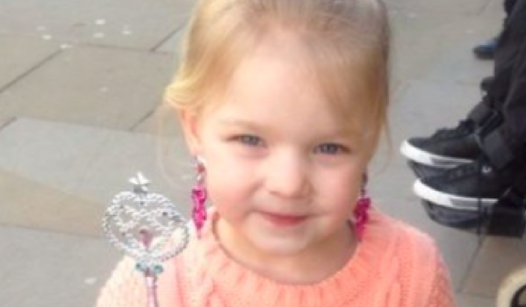 Bambina di 5 anni morta incastrata nell'ascensore