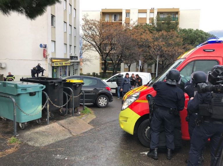 barricato con ostaggi