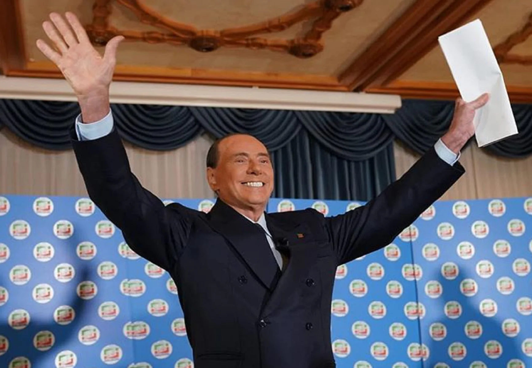 Berlusconi: "Meno male che non mi hanno stretto l'uccello"