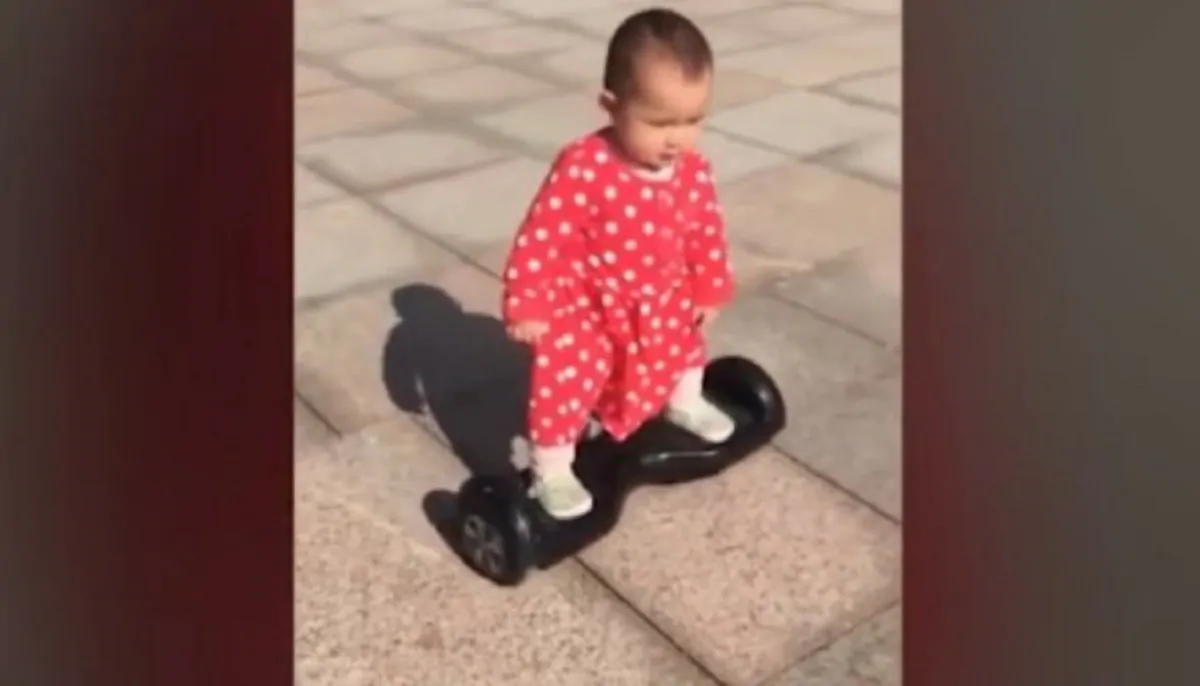 Cina, bambina guida hoverboard