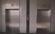 Bimbo schiacciato dall'ascensore