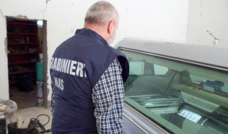 Bologna, cartelli imprese funebri