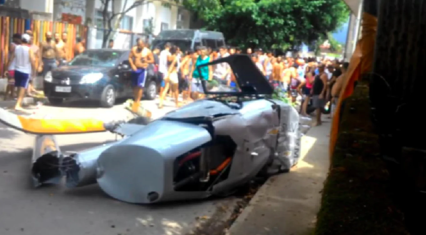 Brasile, elicottero si schianta in strada
