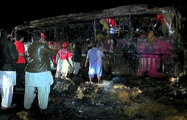 Bus carbonizzato in Pakistan