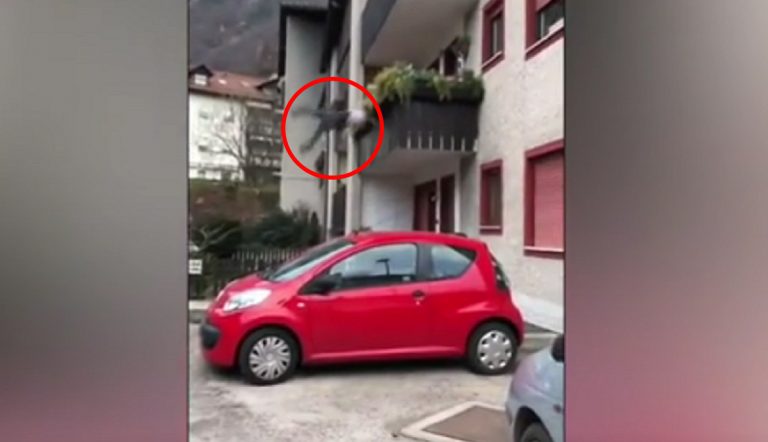 cade dal balcone