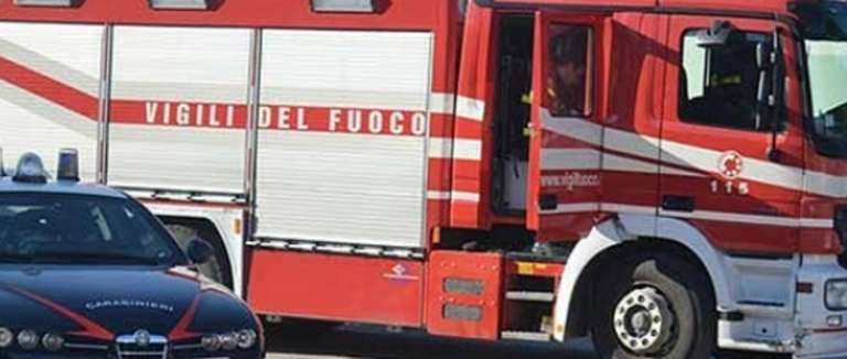 Tossico minaccia di buttarsi, i cittadini: "Hai ragione"
