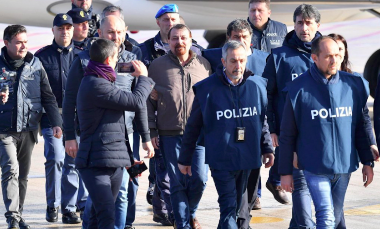 Cesare Battisti nel carcere di Oristano