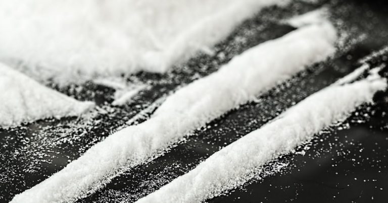 Morto per overdose a Milano davanti alla figlia