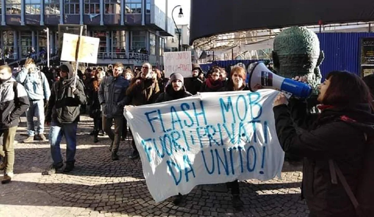 Flash mob all'università di Torino, scontri tra studenti e polizia