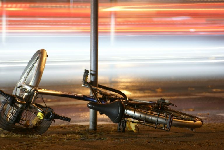 Giovane in bici investito a Roma