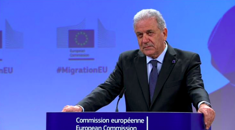 Migranti, Avramopoulos incontra il governo per i ricollocamenti