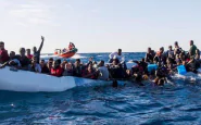 Migranti, barcone in avaria