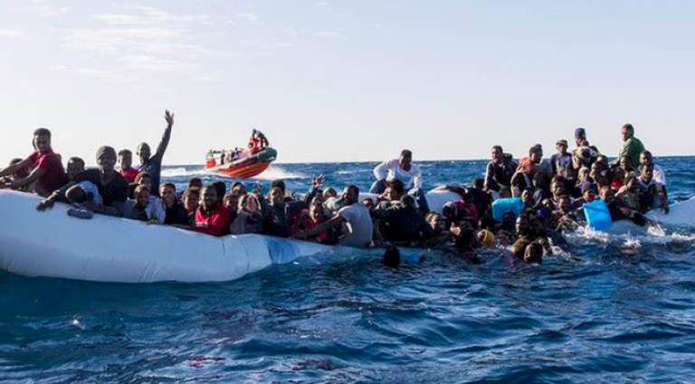 Migranti, barcone in avaria