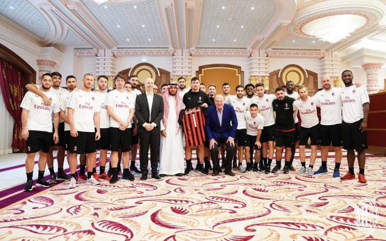 Milan, nella foto di gruppo Higuain non c'é