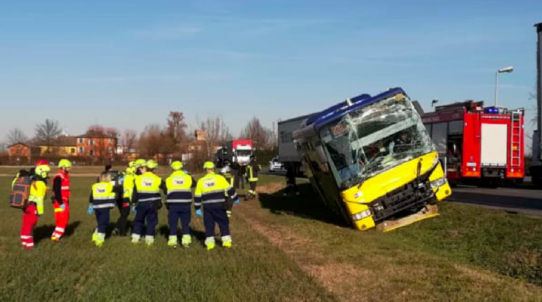 Modena, incidente tra bus e due camion