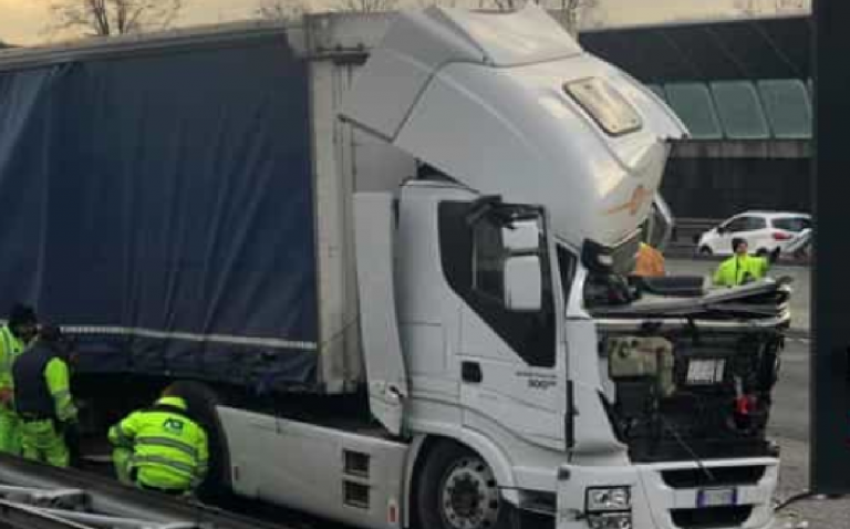 Monza, incidente sulla A4