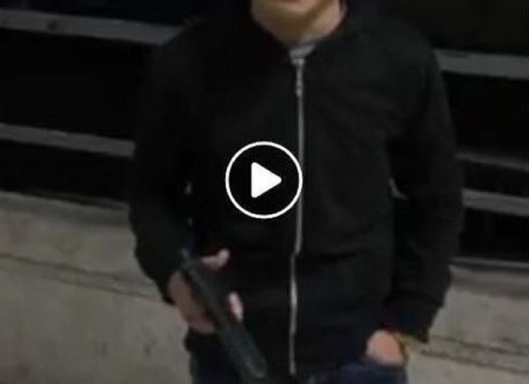 Napoli, bambino armato canta