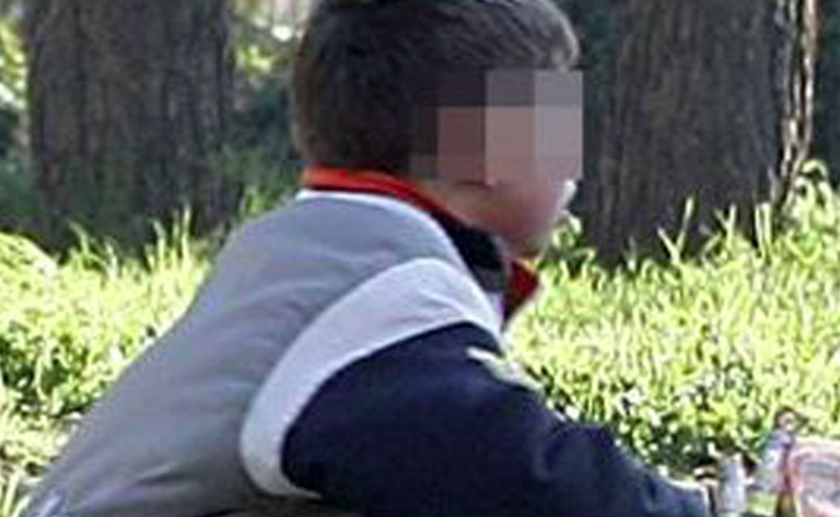 Napoli, bambino raccoglie petardo, dita amputate