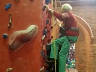 Inghilterra, nonna di 99 anni scala parete da arrampicata