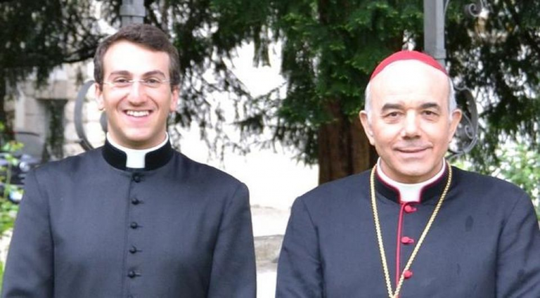 Parroco contro le minigonne in chiesa, è polemica sui social