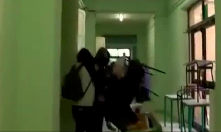 Pisa, studenti incappucciati devastano la scuola