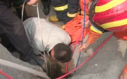 Cina, bimbo caduto in un posso mentre giocava: salvato dai pompieri