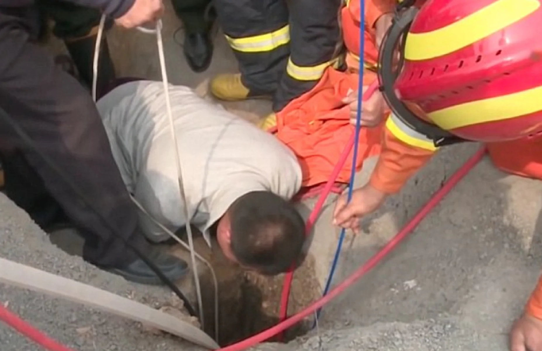 Cina, bimbo caduto in un posso mentre giocava: salvato dai pompieri
