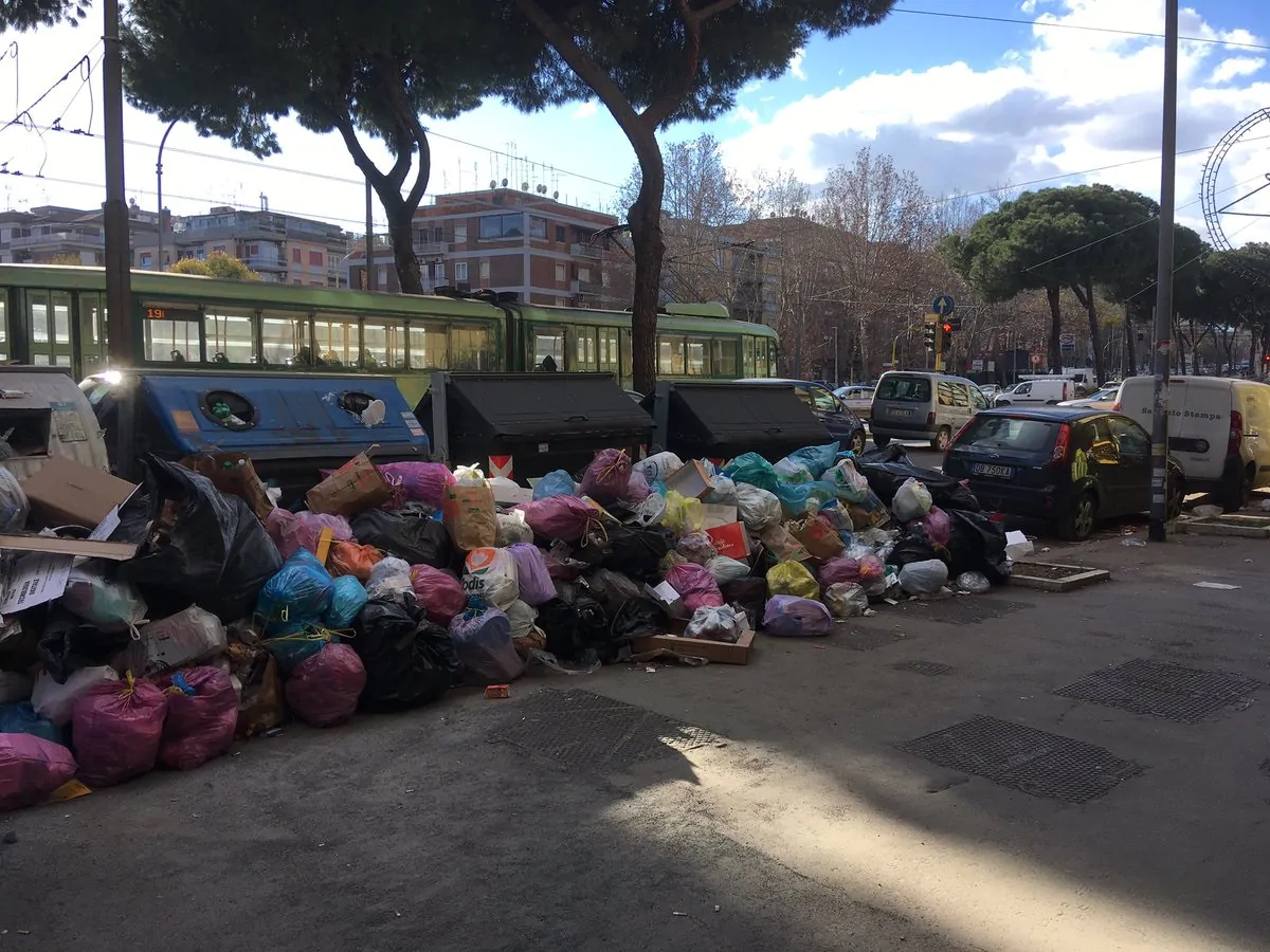 Rifiuti a Roma, i presidi: "Non apriamo le scuole"