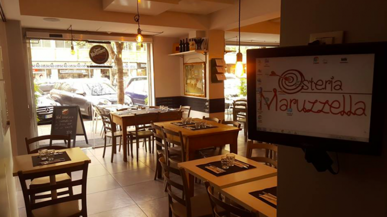 Roma, al ristorante col fucile