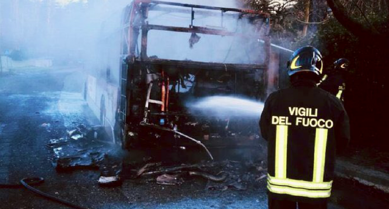 Roma, bus in fiamme