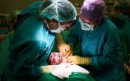 Medico salva una neonata e poi muore d'infarto