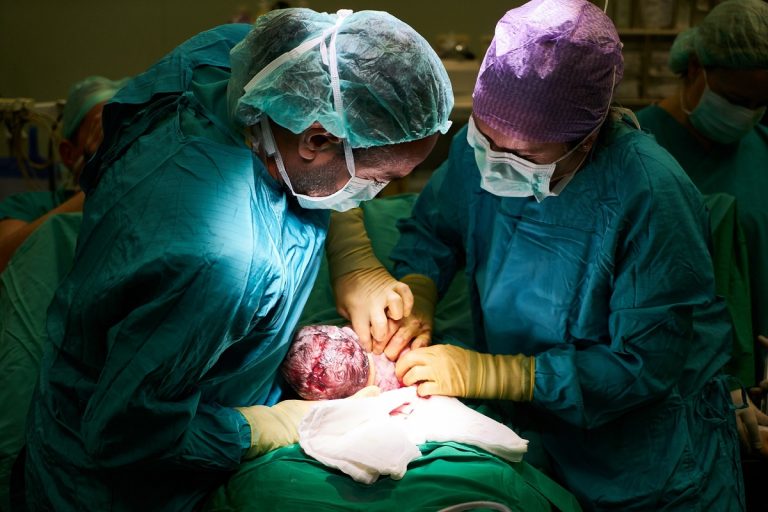 Medico salva una neonata e poi muore d'infarto