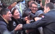 Afragola, Salvini riceve baciamano da un suo elettore