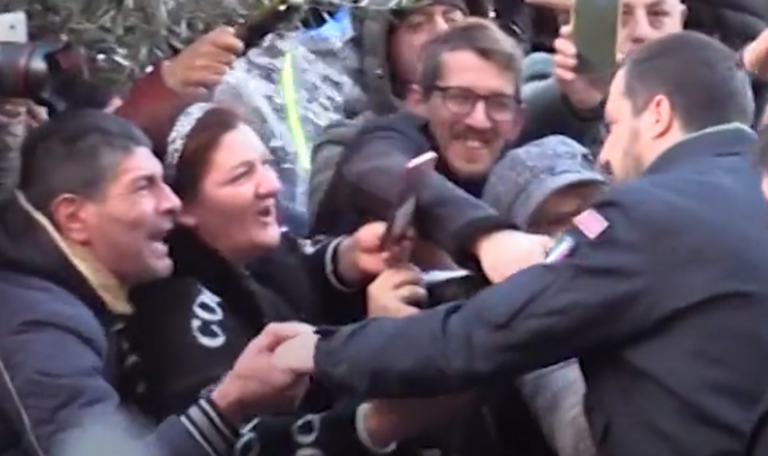 Afragola, Salvini riceve baciamano da un suo elettore
